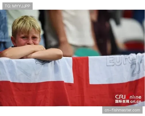 场边花絮：小球迷冲入场内与维尼修斯击掌，后被安保带离